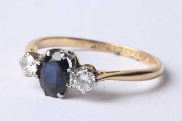 GOLD SAPPHIRE DIAMOND RING