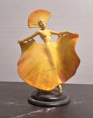 CROWN DEVON FIGURE