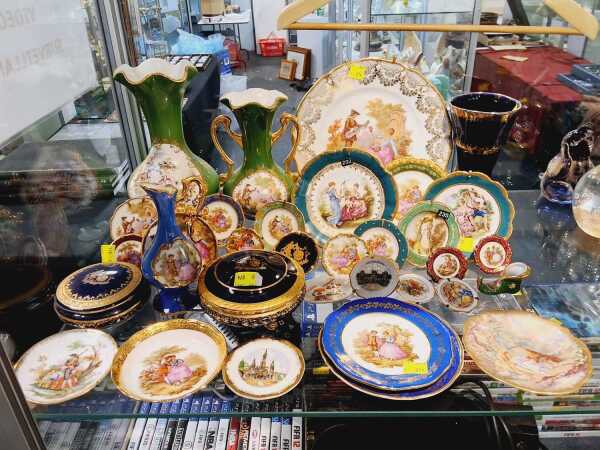 A COLLECTION OF LIMOGES PORCELAIN