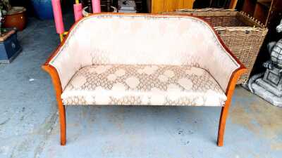 PETITE SETTEE