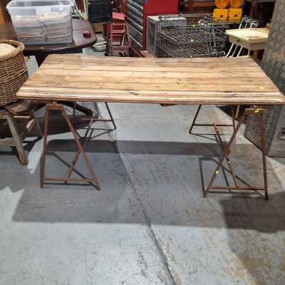 TRESTLE TABLE