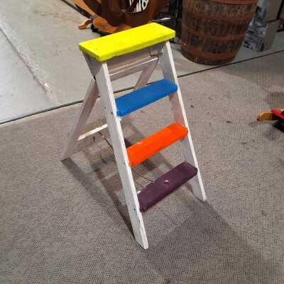 STEP LADDER