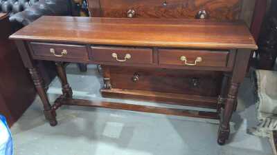 CONSOLE TABLE