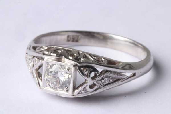 GOLD DIAMOND RING