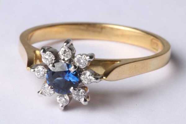 SAPPHIRE & DIAMOND RING