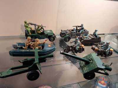 BRITAINS MILITARY TOYS