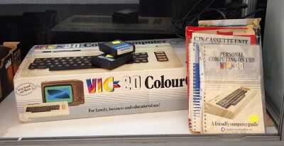 COMMODORE COMPUTER