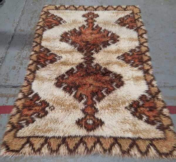 SHAG PILE RUG