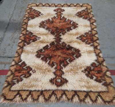 SHAG PILE RUG