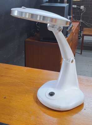 RETRO MAGNIFYING LAMP