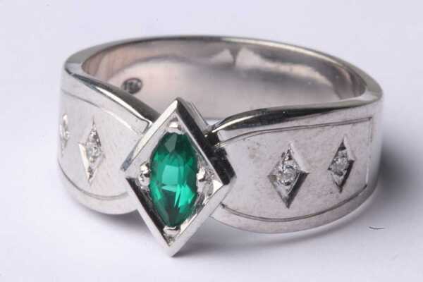 EMERALD RING