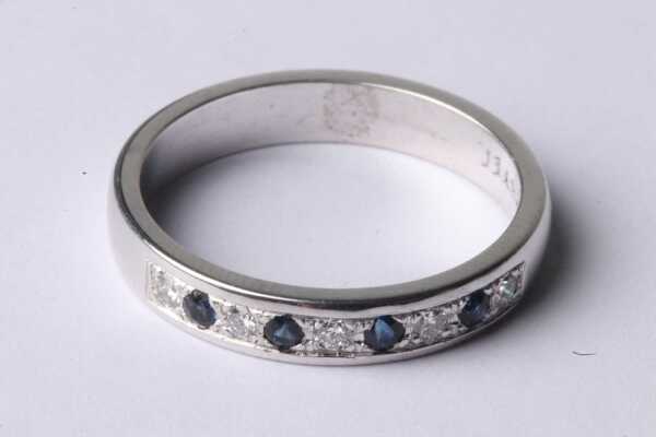 SAPPHIRE & DIAMOND RING