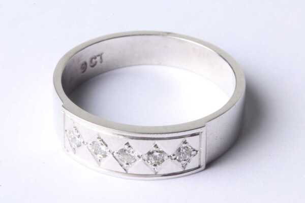 GOLD DIAMOND RING
