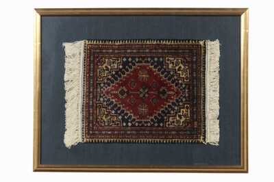 DECORATIVE RUG