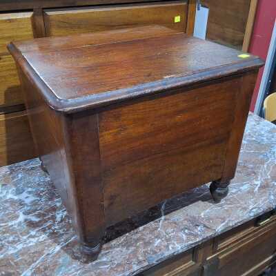 CEDAR COMMODE