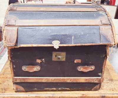TRAVELLING TRUNK