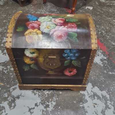 TRUNK AND DECOR