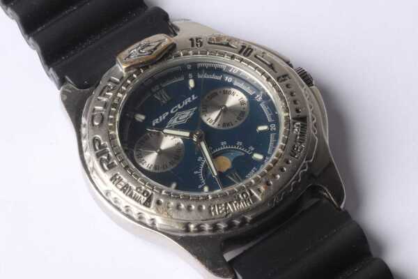 WRIST WATCH