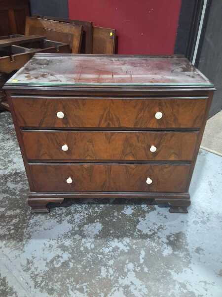 CHEST OF DRAWERS