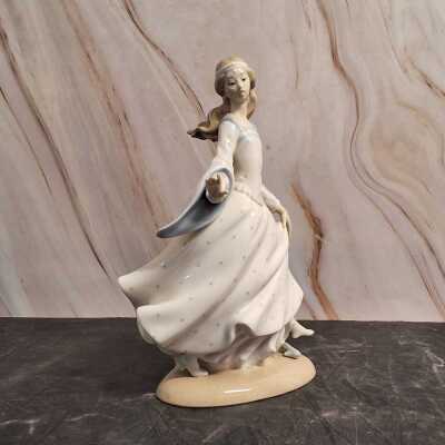 LLADR&Oacute; FIGURE