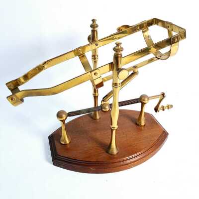 WINE DECANTING CRADLE