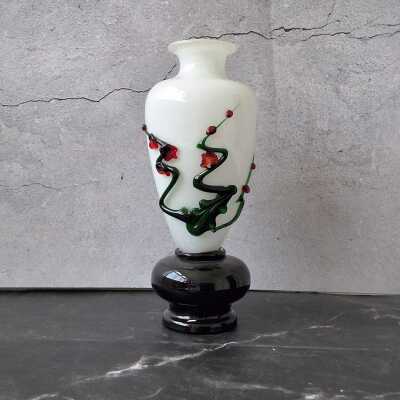 ART GLASS VASE