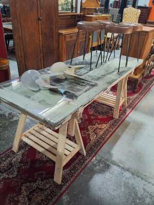 TRESTLE TABLE