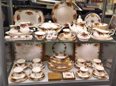 ROYAL ALBERT DINNERWARE
