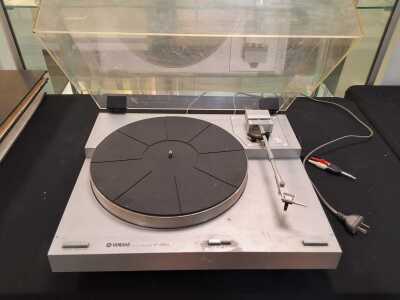 YAMAHA TURNTABLE