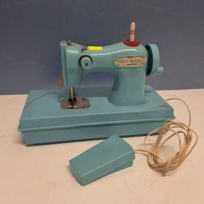 TOY SEWING MACHINE
