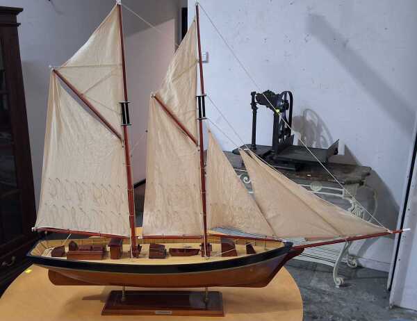 MODEL YACHT