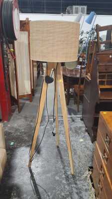 STANDARD LAMP