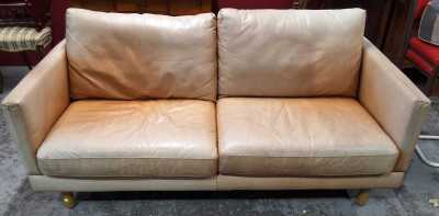 LEATHER LOUNGE