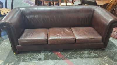 LEATHER LOUNGE