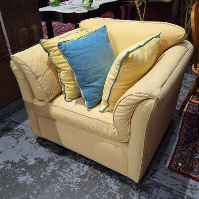 LOUNGE CHAIR