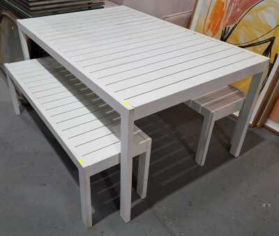 OUTDOOR DINING SUITE