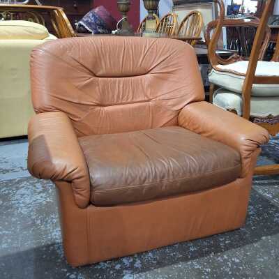 LOUNGE CHAIR