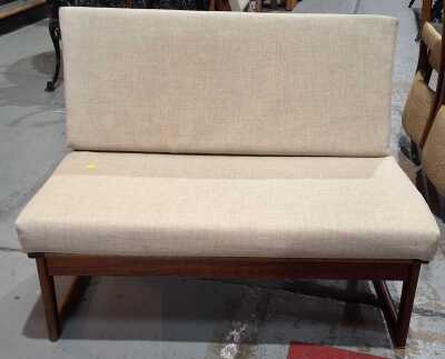 PETITE SETTEE