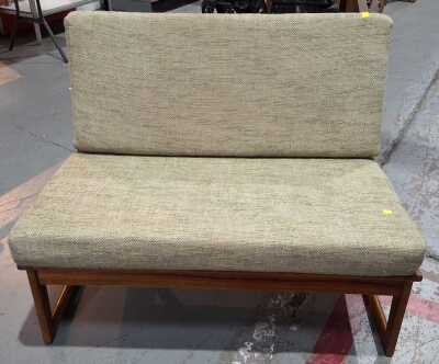 PETITE SETTEE