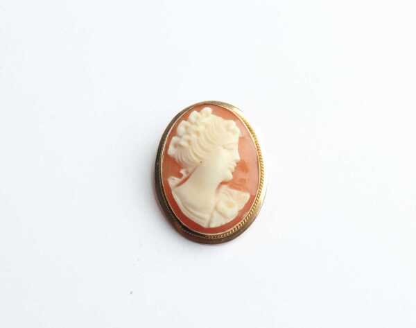 GOLD CAMEO PENDANT