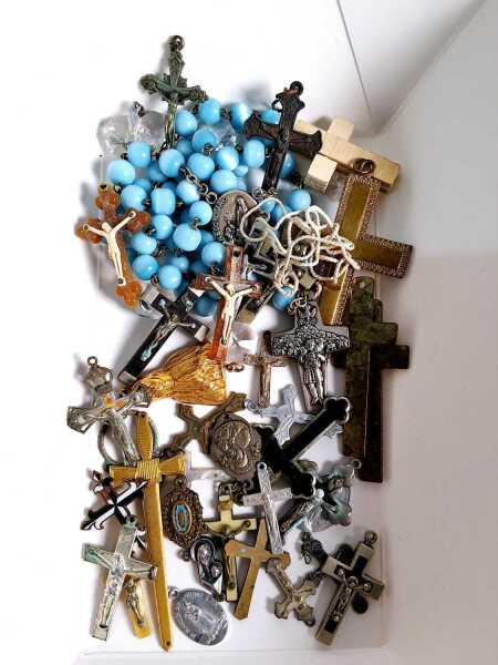 CROSSES & CRUCIFIXES