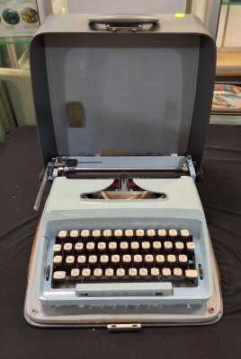 VINTAGE TYPEWRITER