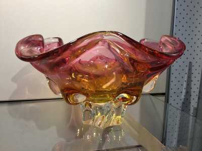 ART GLASS VASE