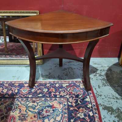CORNER TABLE