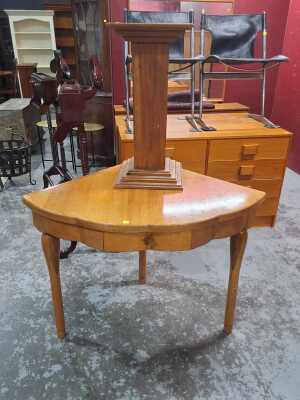 CORNER TABLE AND PEDESTAL