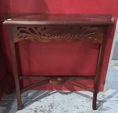PETITE HALL CONSOLE