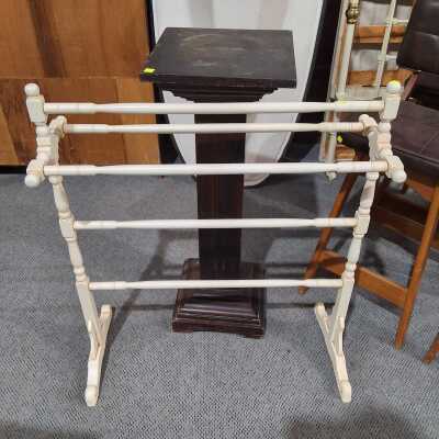 PEDESTAL AND TOWEL RAIL