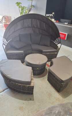 OUTDOOR LOUNGE