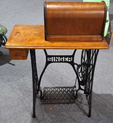 VINTAGE SEWING MACHINE