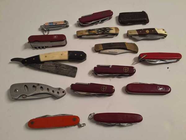 POCKET KNIVES